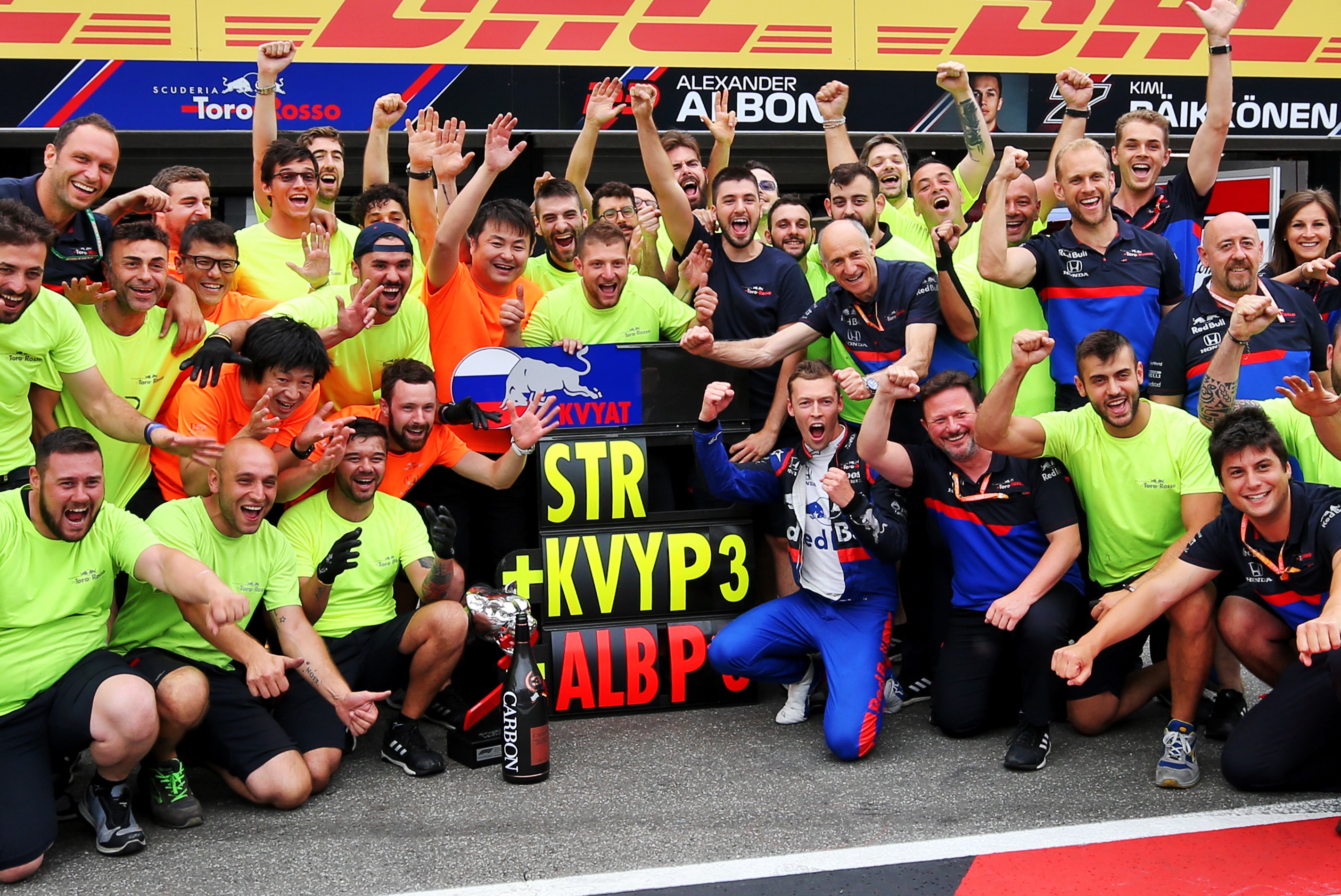 2019年F1第11戦ドイツGP　ダニール・クビアト（トロロッソ・ホンダ）の3位を祝うチーム