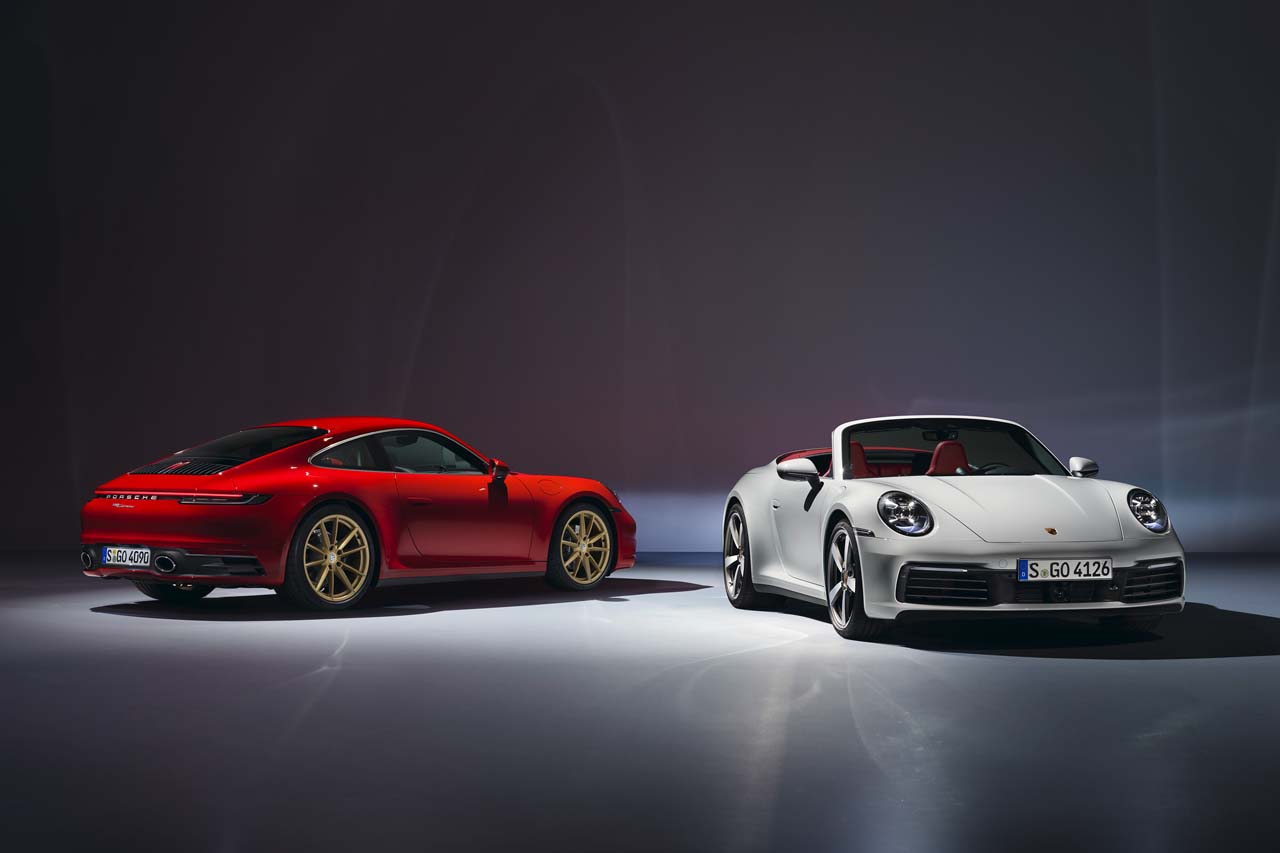 ポルシェ911カレラ（左）と911カレラ カブリオレ（右）