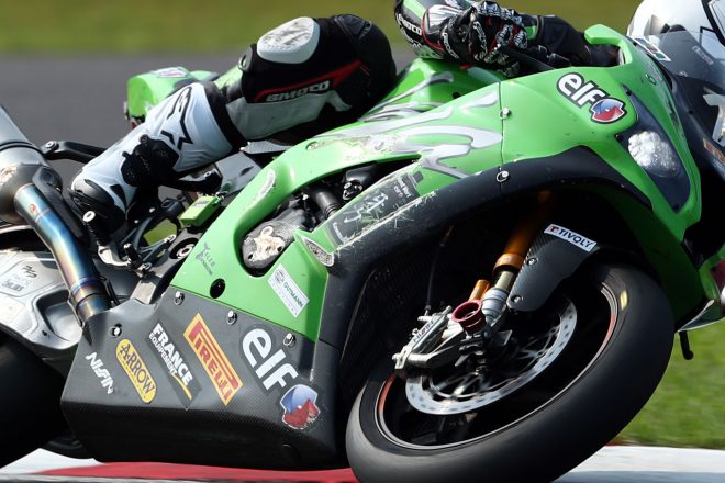 鈴鹿8耐でマシンに傷を負ったまま完走したSRCカワサキ・フランス