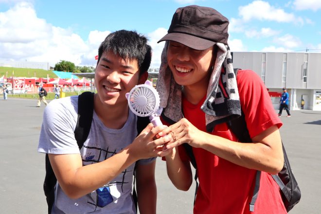 鈴鹿サーキットのグッズにもハンディタイプの扇風機がある。「この暑さの中で使っても、効き目がないです。もっと強い風が欲しい」
