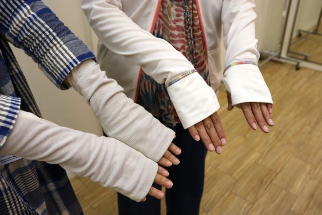 UVカットマスク、紫外線100％カットの帽子、指先ギリギリまでのラッシュガードで肌という肌を隠す女性の二人連れ。「UVカットマスクは3年前から使っています。化粧崩もなしで、完璧に日焼けしません」