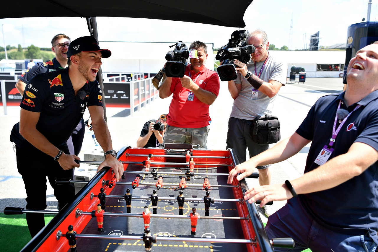 2019年F1第12戦ハンガリーGP木曜　テーブル・フットボールで遊ぶピエール・ガスリー（レッドブル・ホンダ）