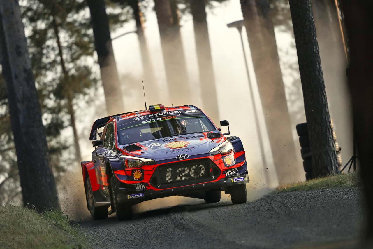 初日のSS1でトップタイムをマークしたティエリー・ヌービル（ヒュンダイi20クーペWRC）