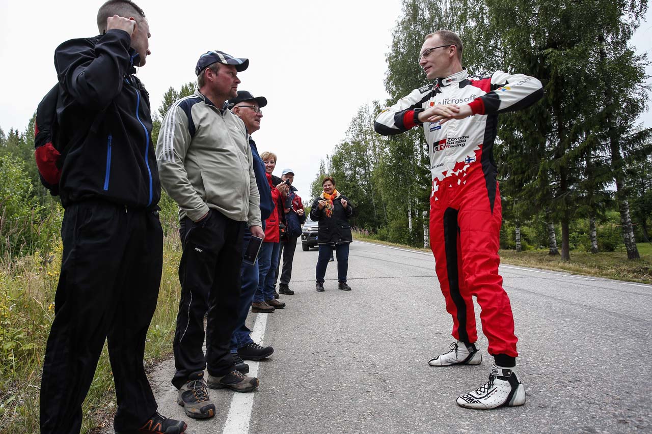 ファンと交流するヤリ-マティ・ラトバラ