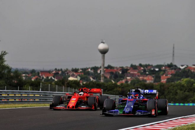 2019年F1第12戦ハンガリーGP　ダニール・クビアト（トロロッソ・ホンダ）、セバスチャン・ベッテル（フェラーリ）