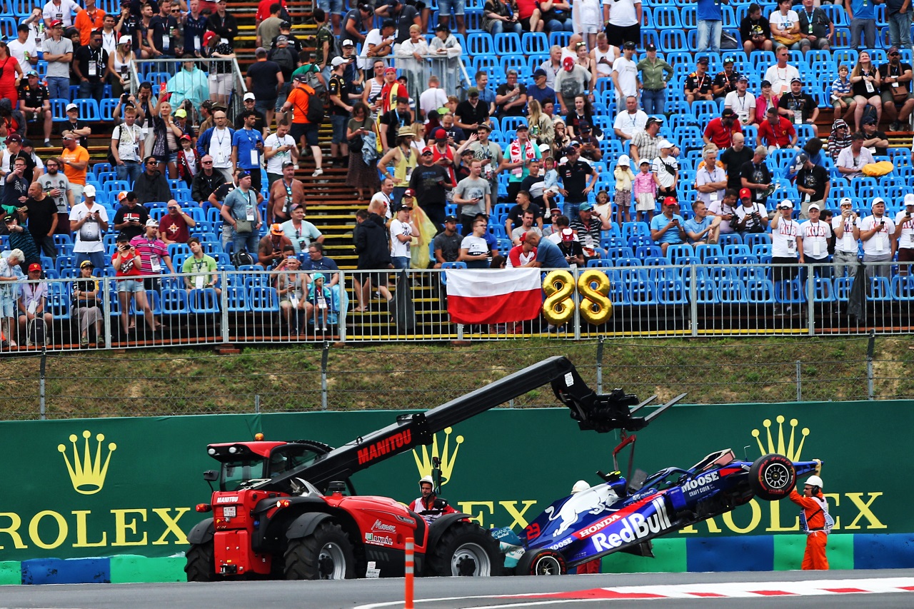 2019年F1第12戦ハンガリーGP金曜　アレクサンダー・アルボン（トロロッソ・ホンダ）がクラッシュ
