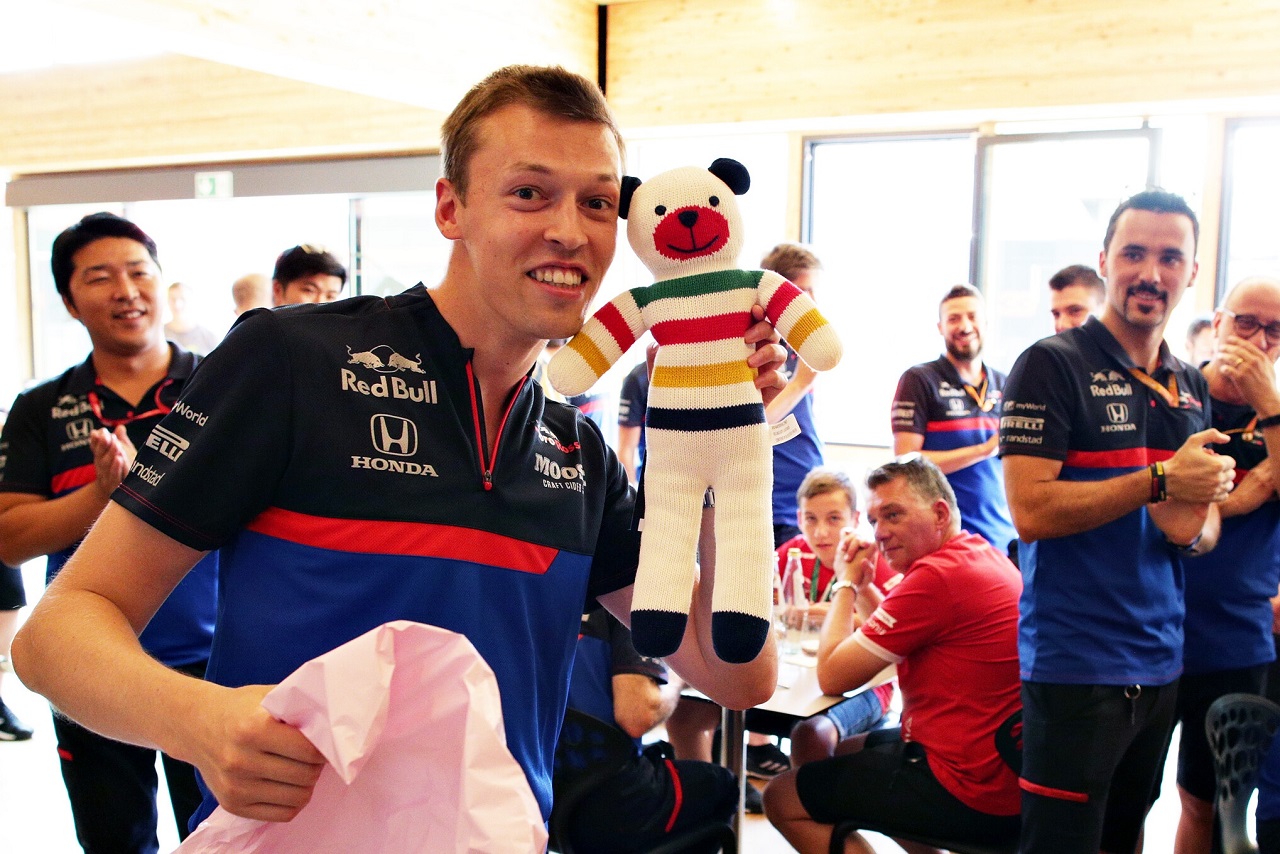 2019年F1第12戦ハンガリーGP　長女ペネロペちゃんが誕生したことを祝い、トロロッソ・ホンダチームがダニール・クビアトにプレゼント
