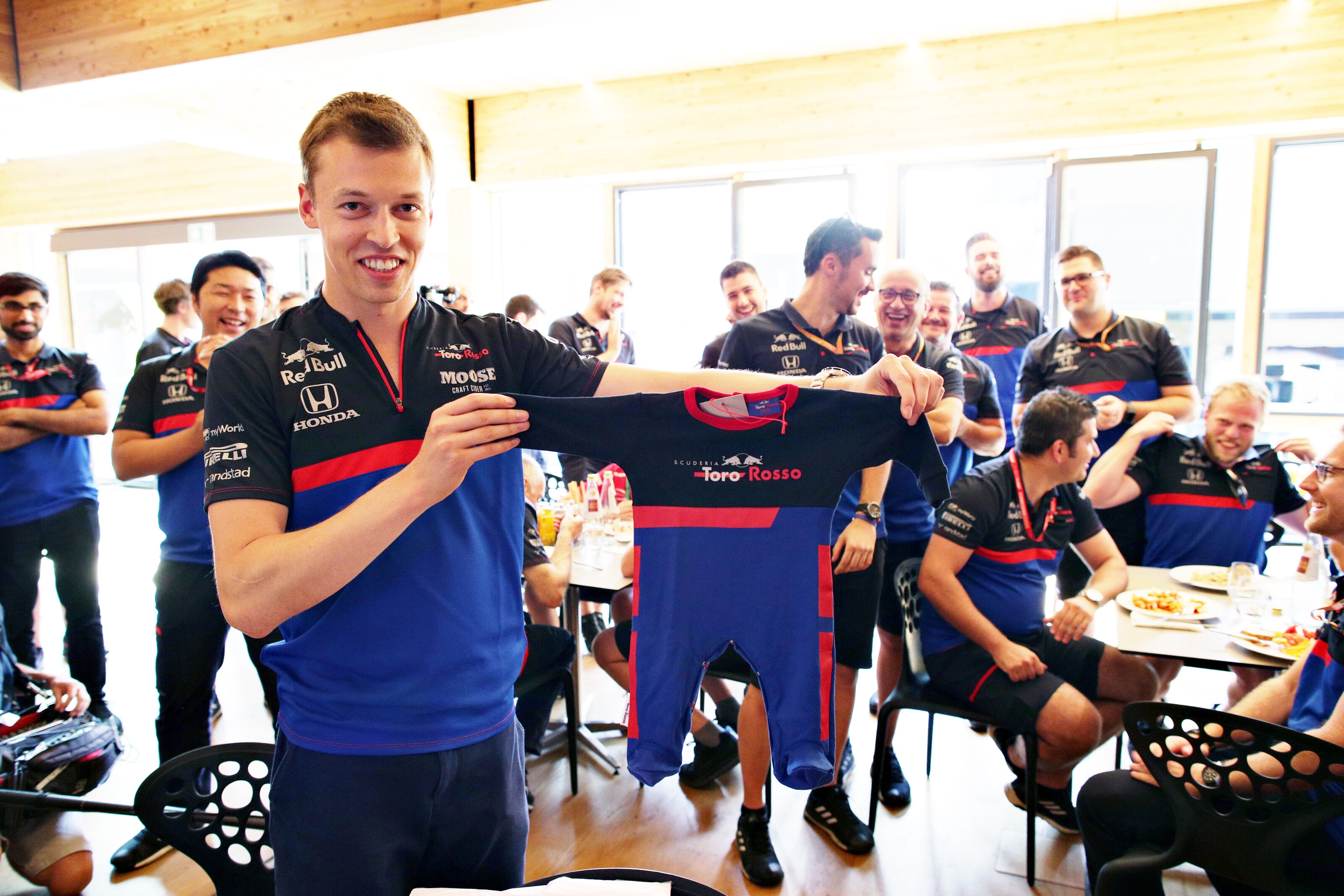 2019年F1第12戦ハンガリーGP木曜　長女ペネロペちゃんが誕生したことを祝い、トロロッソ・ホンダチームがダニール・クビアトにプレゼント