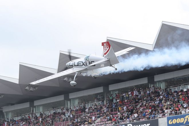 室屋義秀によるフライトパフォーマンス