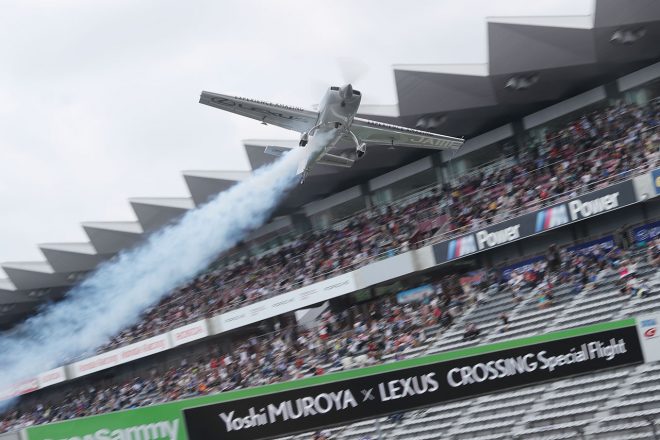 室屋義秀によるフライトパフォーマンス