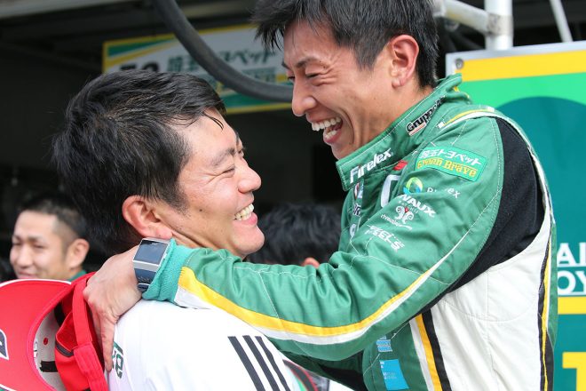 自身初、チーム初のGT300ポールポジション獲得を喜ぶ吉田広樹（右）