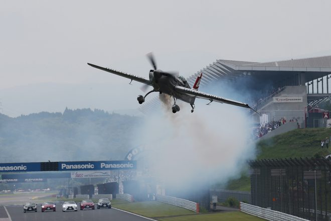 富士スピードウェイのメインストレートを通過する室屋義秀のエクストラ330SC