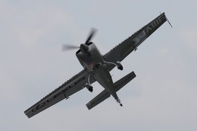 1コーナーで急旋回する室屋義秀