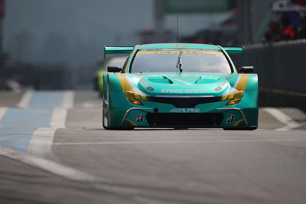 予選アタックに向かう埼玉トヨペットGB マークX MC