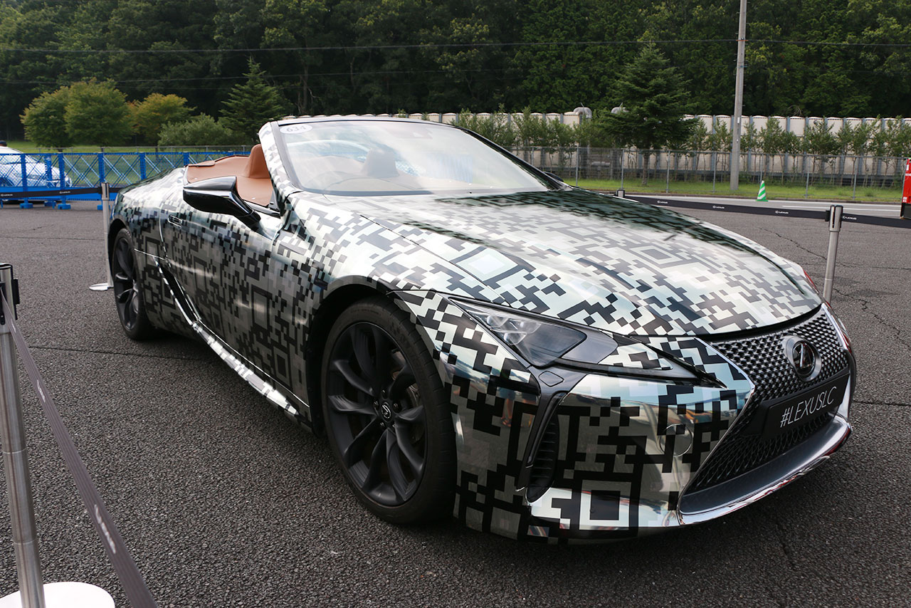 富士スピードウェイで日本初公開されたレクサスLCコンバーチブルモデルのプロトタイプ