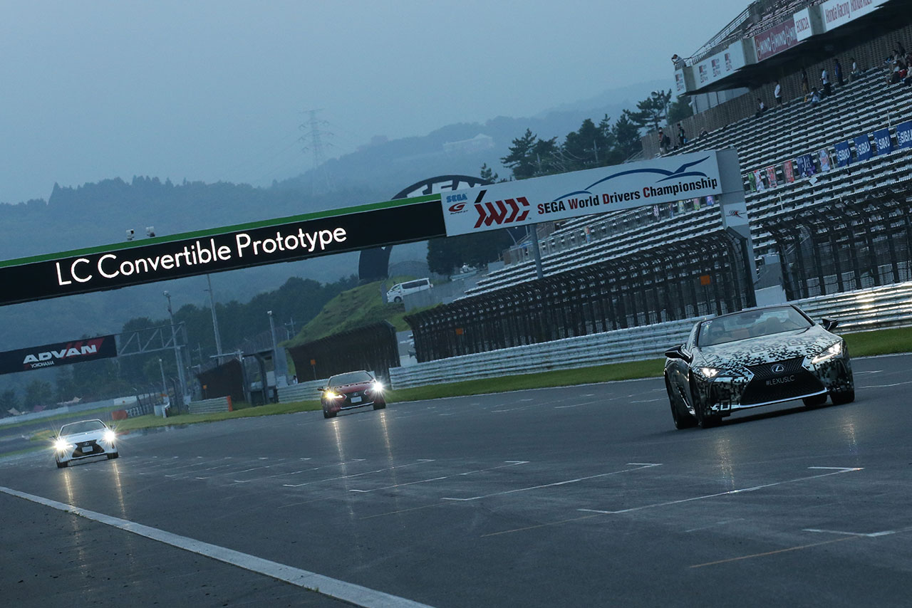 レクサスLCコンバーチブルモデルのプロトタイプは、レクサスLCクーペモデルとともに富士スピードウェイでパレードランを披露