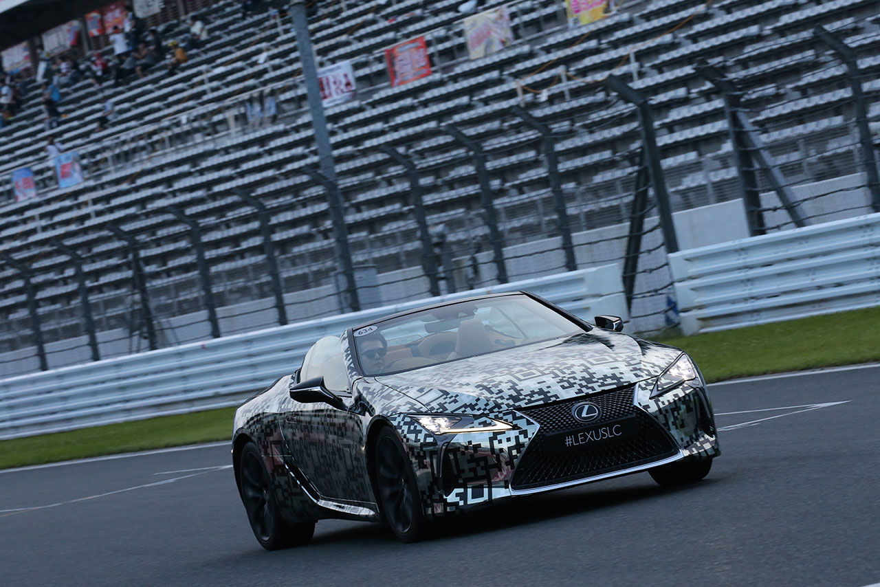 富士スピードウェイを走行したレクサスLCコンバーチブルモデルのプロトタイプ
