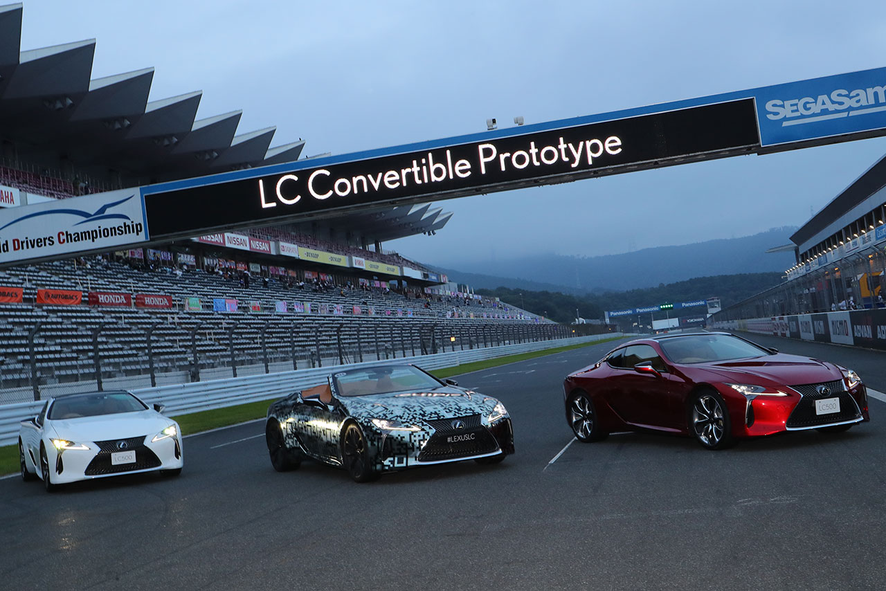 富士スピードウェイのホームストレート上に集結したレクサスLCクーペモデルとコンバーチブルモデルのプロトタイプ