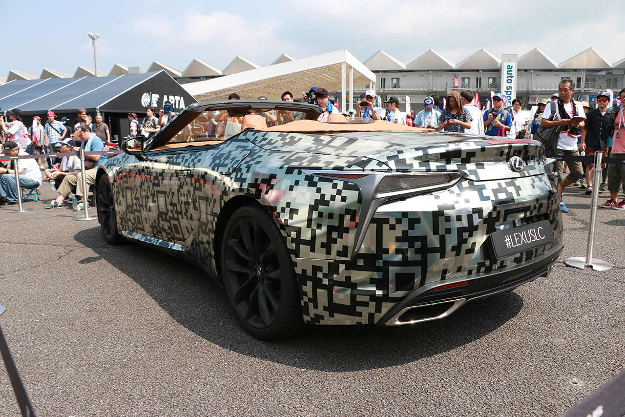 富士スピードウェイで日本初公開されたレクサスLCコンバーチブルモデルのプロトタイプ