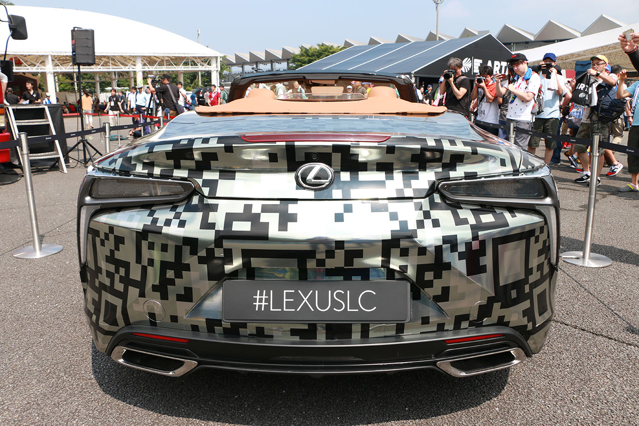 富士スピードウェイで日本初公開されたレクサスLCコンバーチブルモデルのプロトタイプ