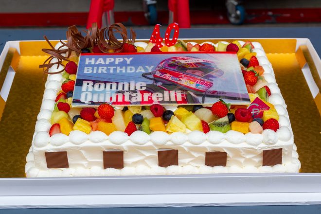 予選日のピットウォーク中、ニスモのピットではロニー・クインタレッリの誕生日を祝うセレモニーが行われた