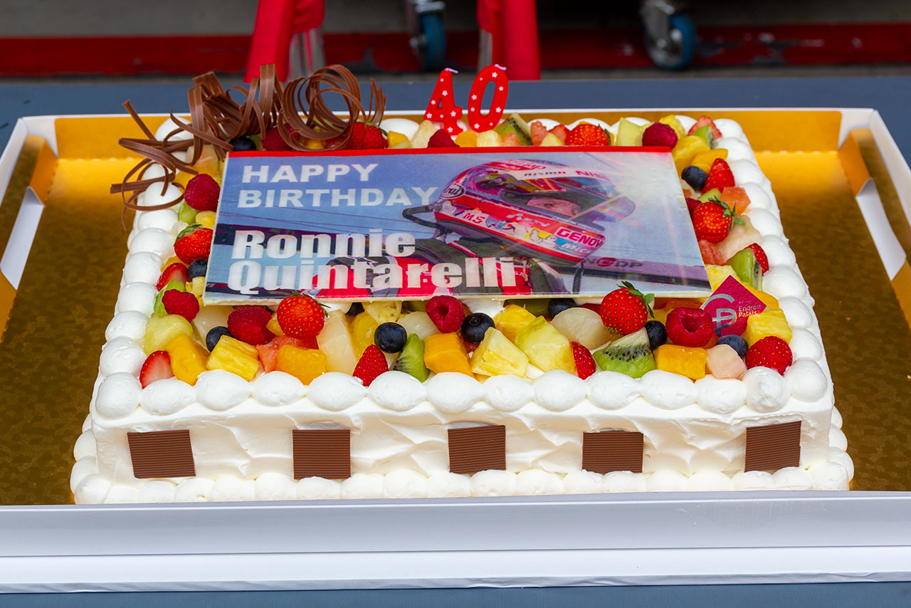 予選日のピットウォーク中、ニスモのピットではロニー・クインタレッリの誕生日を祝うセレモニーが行われた