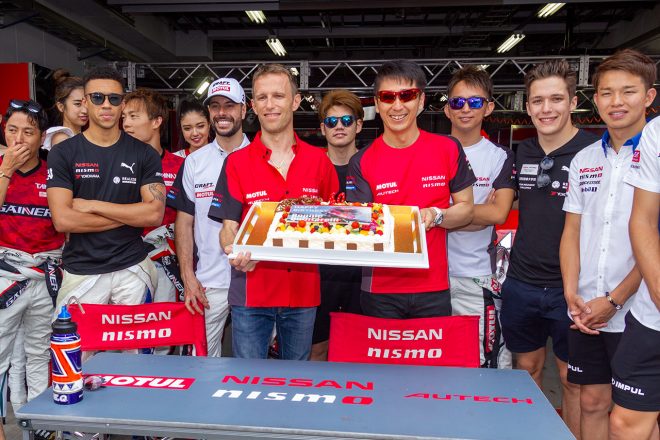 誕生日セレモニーにはニッサン系ドライバーが集結。40歳になるクインタレッリは「ようやく高星（明誠）と同じ年齢（26歳）になった」とジョークを飛ばす場面も