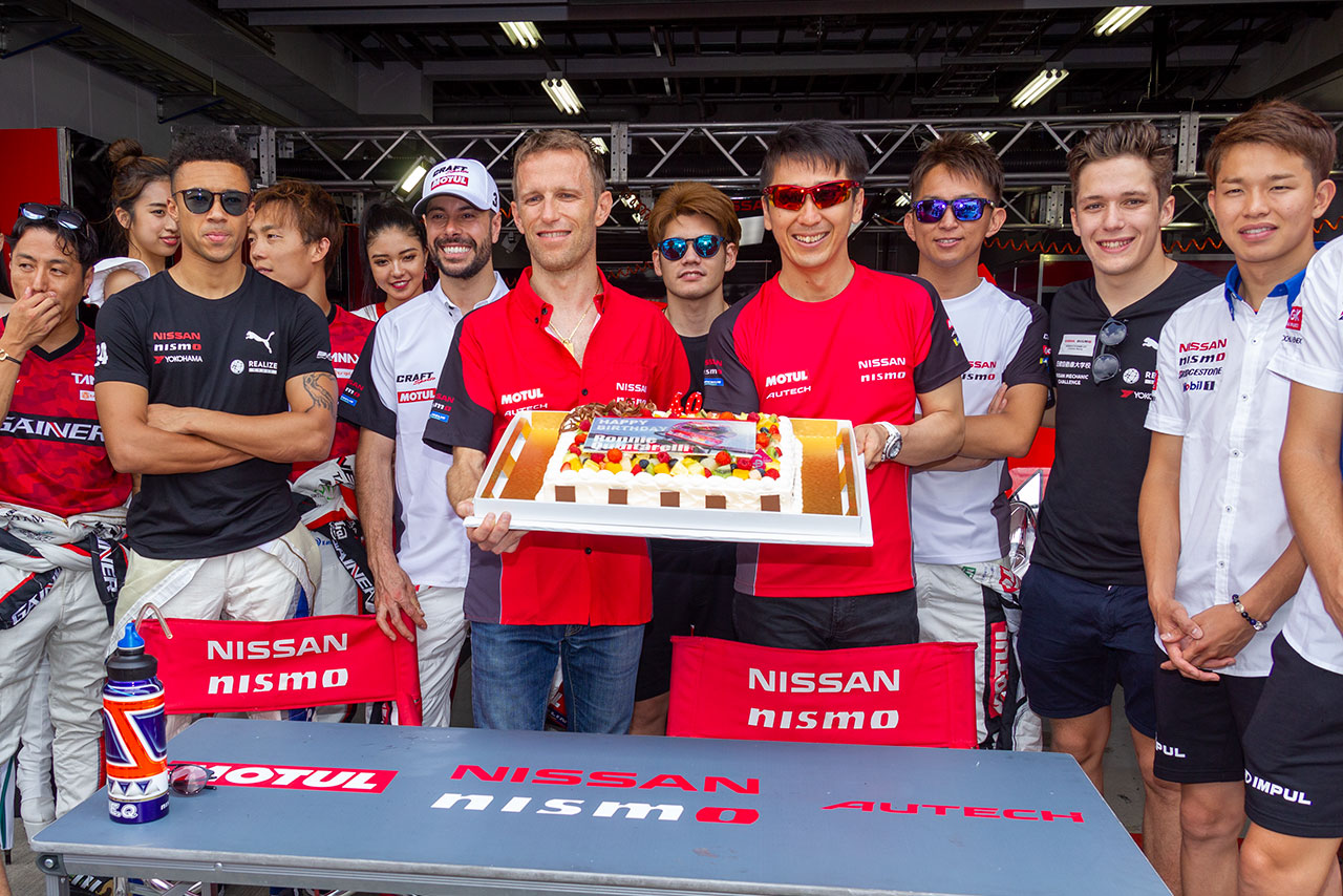 誕生日セレモニーにはニッサン系ドライバーが集結。40歳になるクインタレッリは「ようやく高星（明誠）と同じ年齢（26歳）になった」とジョークを飛ばす場面も