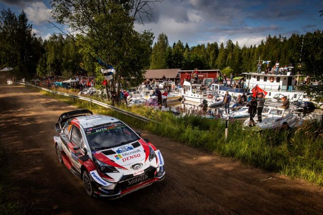 パンクに見舞われながら3番手につけているヤリ-マティ・ラトバラ（トヨタ・ヤリスWRC）