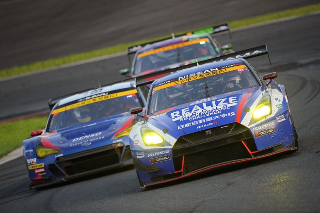レース終盤、リアライズ 日産自動車大学校 GT-RやSUBARU BRZ R&D SPORTの集団は激しいバトルを演じた