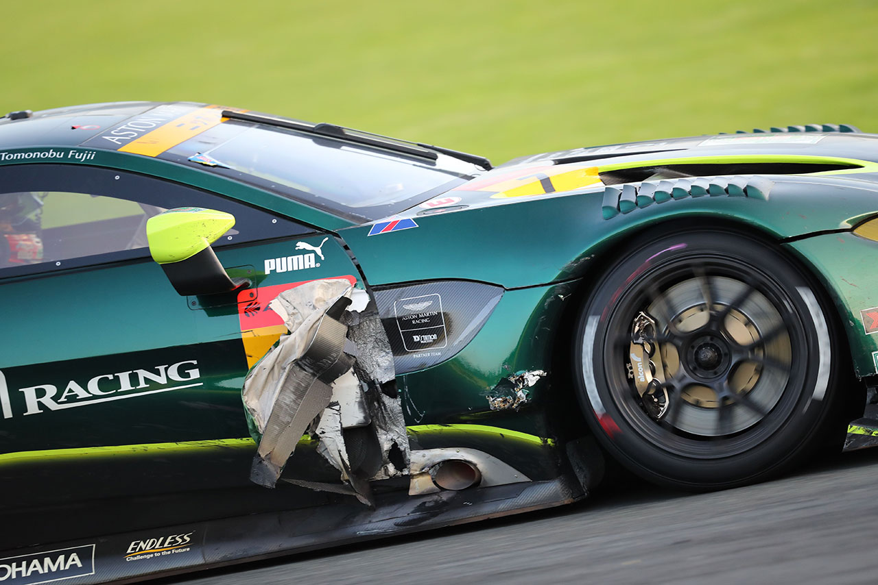 au TOM’S LC500と接触し、ボディ右側にダメージを負ったD’station Vantage GT3