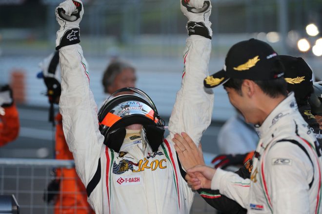 チェッカー後、最終スティントをを担当したアンドレ・クートは雄叫びで喜びを爆発させた