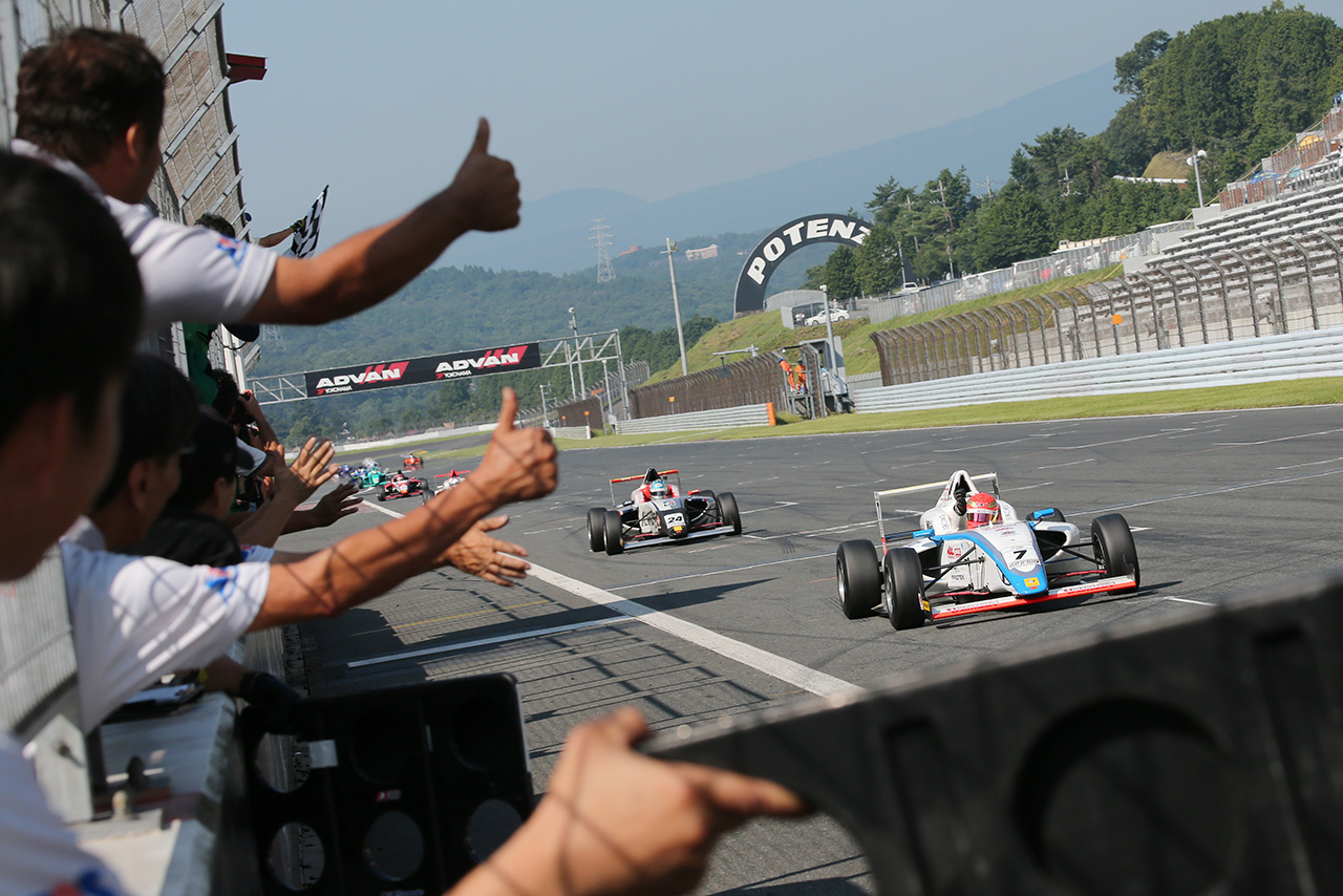 2019FIA-F4選手権 第8戦富士 フィニッシュシーン