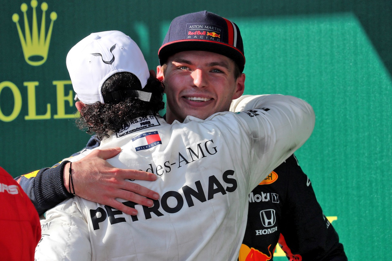 2019年F1第12戦ハンガリーGP決勝　2位マックス・フェルスタッペン（レッドブル・ホンダ）と優勝ルイス・ハミルトン（メルセデス）が健闘を称えあう