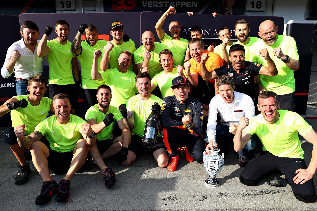 2019年F1第12戦ハンガリーGP　マックス・フェルスタッペン（レッドブル・ホンダ）が2位をチームと祝う