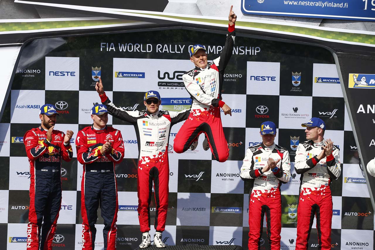 優勝したオット・タナク（右から3人目）と3位に入ったヤリ-マティ・ラトバラ（右端）