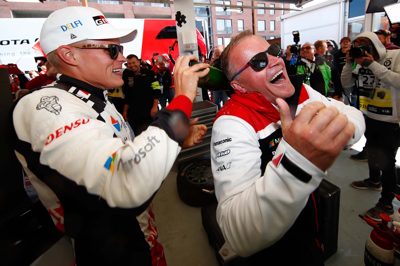 勝利の美酒を浴びせられるトミ・マキネン代表