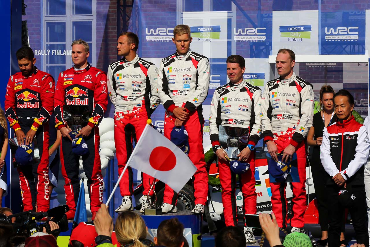 オット・タナクが優勝、ヤリ-マティ・ラトバラが3位となったラリー・フィンランドの表彰式。観客席からは日の丸も掲げられた。