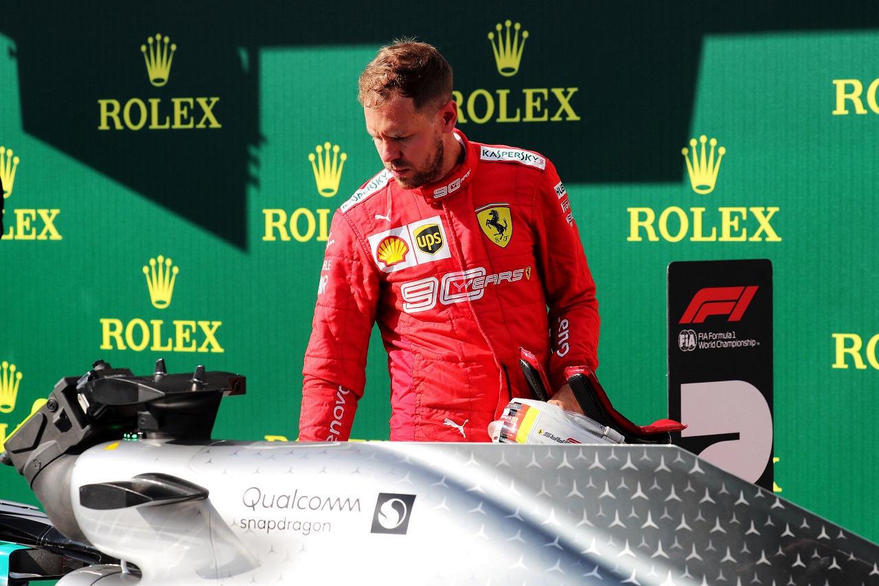 2019年F1第12戦ハンガリーGP　決勝後、セバスチャン・ベッテル（フェラーリ）がメルセデスのマシンをチェック