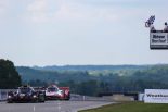 テール・トゥ・ノーズ状態でチェッカーフラッグを受ける55号車マツダRT24-Pと6号車アキュラARX-05