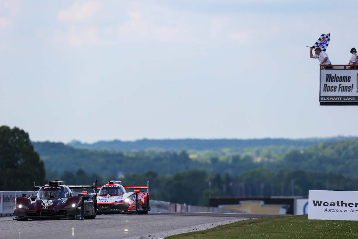 テール・トゥ・ノーズ状態でチェッカーフラッグを受ける55号車マツダRT24-Pと6号車アキュラARX-05