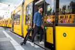 ハンドル部分は折りたたむことができ、電車などで持ち運べるとしている