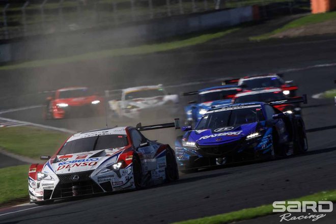 RAYBRIG NSX-GTとバトルを繰り広げるDENSO KOBELCO SARD LC500