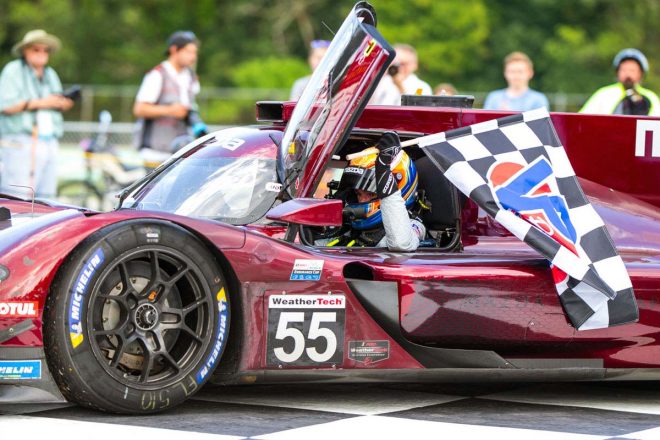 トップチェッカーを受けビクトリーロードに入ってきた55号車マツダRT24-P。ドライバーはハリー・ティンクネルトップチェッカーを受けビクトリーロードに入ってきた55号車マツダRT24-P。ドライバーはハリー・ティンクネル