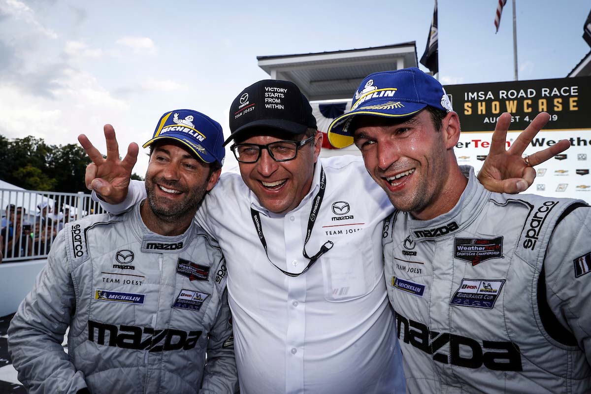 勝利を喜ぶジョン・ドゥーナン（中央）とジョナサン・ボマリート（左）、ハリー・ティンクネル（右）