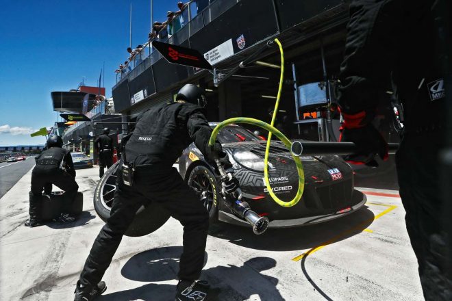 ピット作業中の912号車ポルシェ911 GT3 R