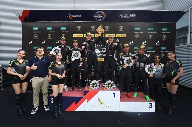 スーパートロフェオ・アジアの韓国戦を制し笑顔をみせるプハッカと笠井崇志