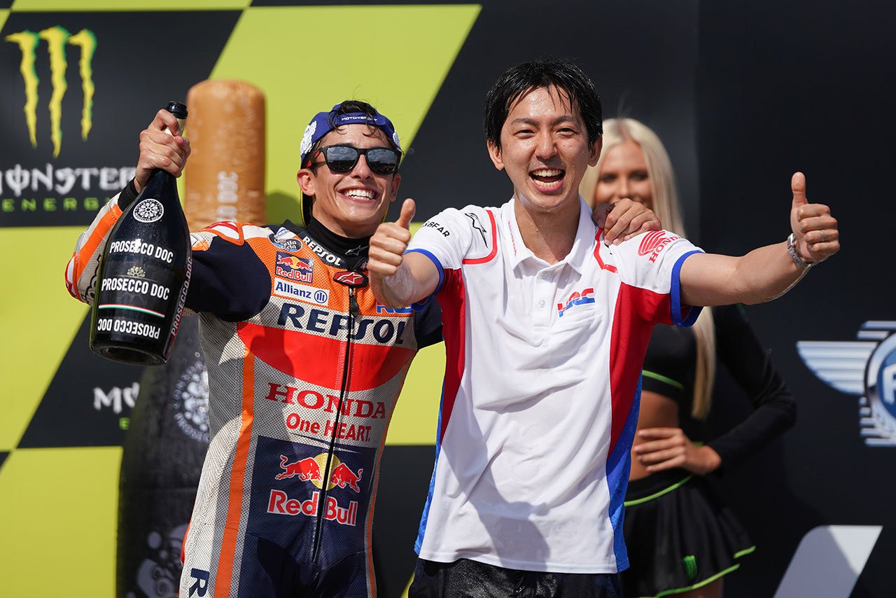 表彰台でチームスタッフと勝利を喜ぶマルク・マルケス