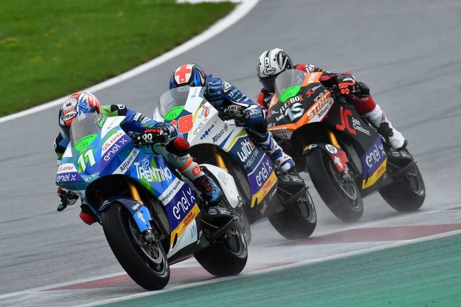 初のレインタイヤを履いてのウエットレース。オーバーランを喫するライダーも