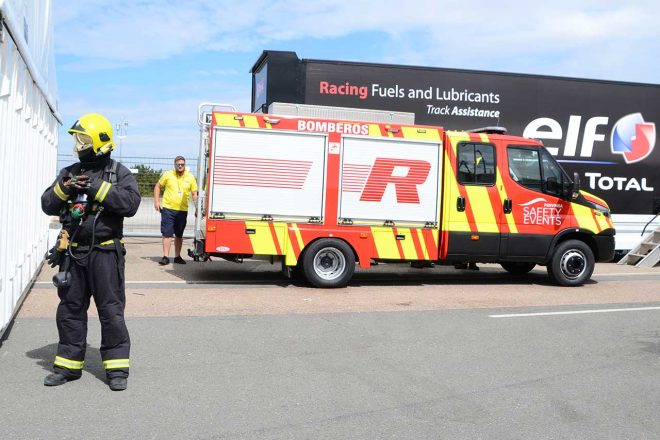 常にEパドック周辺に待機していた消防スタッフと消防車